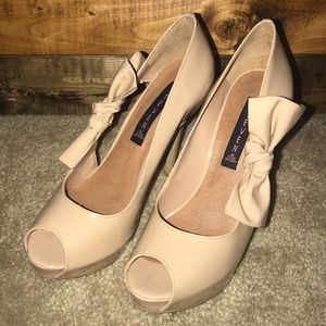 Nude peep toe bow heels 8.5 NeW